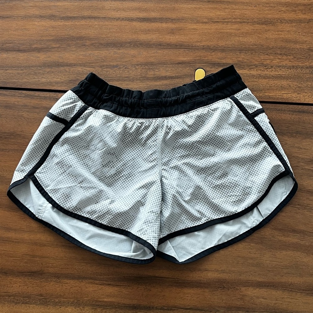 Lululemon Tracker Short III Diamond Camo Silver size 6 - Picture 3 of 11